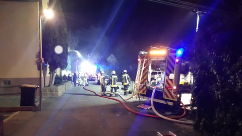 Nach einem Feuer in einem Wohnhaus in Nordheim ist das Haus unbewohnbar. Der Schaden beläuft sich laut Polizei auf rund 500.000 Euro. 