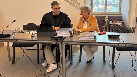 Niederstettens Bürgermeisterin Heike Naber (rechts) ist vom Landgericht Ellwangen zu einer Geldstarfe verurteilt worden. 