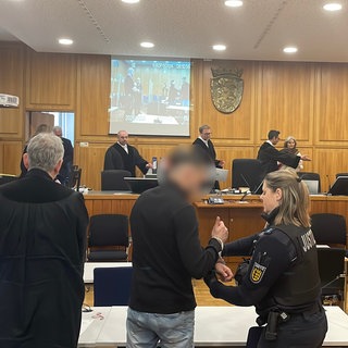 Der 29-jährige Angeklagte, dem vorgeworfen wird, seine Ex-Freundin entführt und so schwer misshandelt zu haben, dass diese beinahe starb, legte am Landgericht Heilbronn ein Geständnis ab.