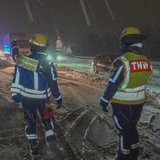 Chaos in der Nacht auf der A81 bei Weinsberg. Lastwagen und Autos stecken in den Schneemassen fest. 