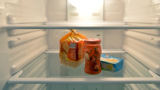 Aus einem Kühlschrank in Wüstenrot klauten Einbrecher Eier, Schokolade und Toastbrot.