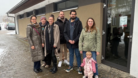 Eltern vor der Grundschule Forchtenberg-Ernsbach