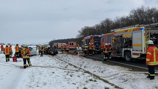 Auf der B19 bei Igersheim ist ein Mann bei einem Unfall gestorben. Zuvor hatte sein Auto eine Panne. Die Straße musste gesperrt werden.