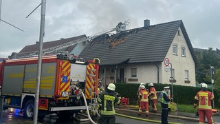 Ein Dachstuhl geriet in Ellhofen (Kreis Heilbronn) am Donnerstagvormittag in Vollbrand.