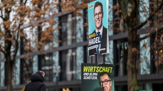 Wahlplakate zur Landtagswahl 2026 der Parteien CDU und Bündnis 90Die Grünen (Symbolbild). In Tauberbischofsheim musste die CDU ihre Plakate wieder abhängen. Sie waren zu groß. 