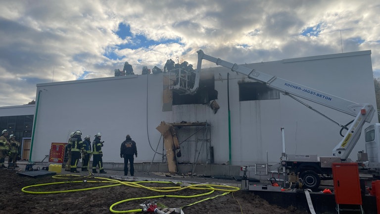 Die Feuerwehr musste am frühen Mittwochmorgen zu einem Brand im Solebad in Niedernhall ausrücken.