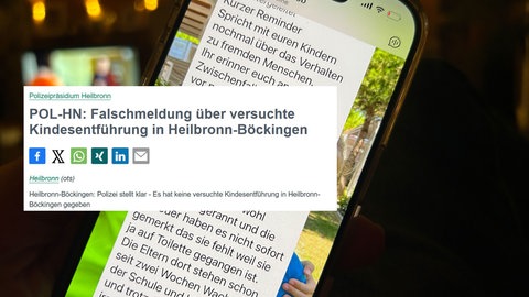 Ein Handy mit einem geöffneten Chat, davor der Screenshot der Polizei: Die warnt aktuell über eine Falschmeldung zur einer angeblichen Kindesentführung in Heilbronn
