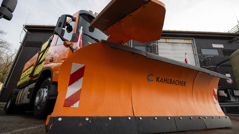 Mit rund zwei Promille hatte ein betrunkene Frau in Erlenbach ein Streufahrzeug gerammt. (Symbolbild) 