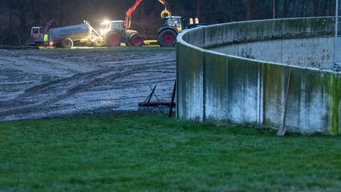 Gülle ist aus einem Auffangbecken ausgelaufen (Symbolbild). Aus einem undichten Ventil konnten am Wochenende rund 60.000 Liter Gülle in einen Bach bei Bühlerzell fließen.