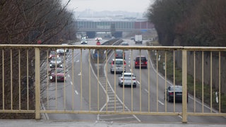 Die Polizei hat einen Mann festgeworfen, der mutmaßlich vor zwei Jahren Gegenstände von einer Brücke auf die B27 in Neckarsulm geworfen haben soll.