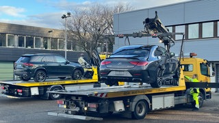 Die Polizei hat am Freitagvormittag zwei hochmotorisierte Fahrzeuge in Heilbronn beschlagnahmt. Der Einsatz lief "aus dem Ruder", heißt es. Zwei Beamte wurden verletzt. 