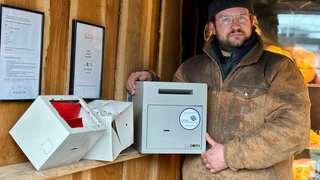 Bauer Adrian Schäfer in seinem Hofladen
