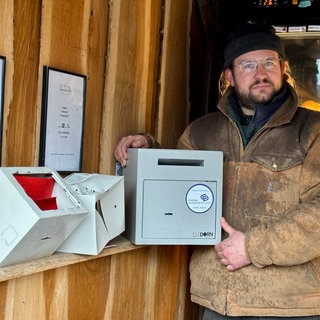 Bauer Adrian Schäfer in seinem Hofladen