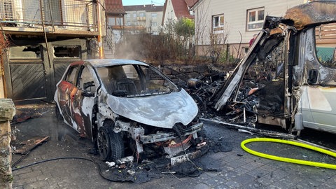 In Schwaigern hat ein brennendes Elektroauto eine Kettenreaktion ausgelöst.
