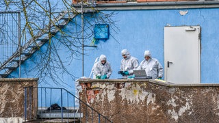 In Schrozberg soll ein Mann seine Ehefrau mit mehreren Schüssen getötet haben. Die Polizei sicherte vor Ort Spuren. 