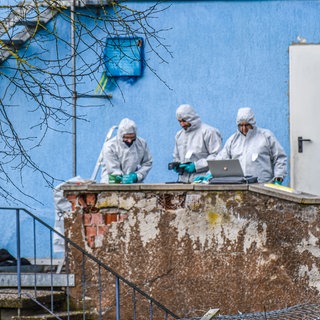 In Schrozberg soll ein Mann seine Ehefrau mit mehreren Schüssen getötet haben. Die Polizei sicherte vor Ort Spuren. 
