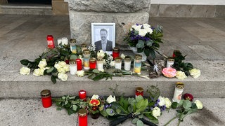 Bürgermeister Christian Mauch ist gestorben: Vor dem Rathaus in Gerabronn legen Menschen Blumen nieder.