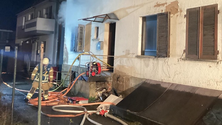Beim Eintreffen der Feuerwehr schlugen bereits Flammen aus den Fenstern.