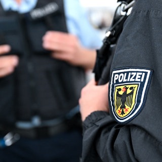 Zwei Polizsiten in Uniform (Symbolbild). Betrüger, die sich als falsche Polizisten ausgeben, werden immer dreister: Jetzt klingeln sie schon in Uniform an der Haustür.