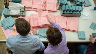 Wahlhelfer beim Auszählen der Stimmzettel (Symbol): In größeren Städten in Heilbronn-Franken gibt es genügend ehrenamtliche Wahlhelfer für die kommende Landtagswahl.