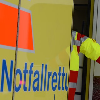 Ein Rettungsassistent vom Rettungsdienst des Arbeiter-Samariter-Bundes (ASB) steigt in einen Rettungswagen.