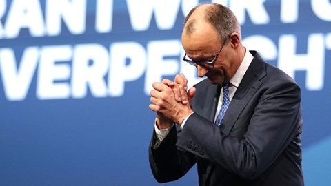 Bundeskanzler Friedrich Merz, CDU-Parteivorsitzender, nach seiner Rede beim CDU-Bundesparteitag den Delegierten zu. Symbolbild: Merz wurde von einem Mann als Pinocchio bezeichnet. 