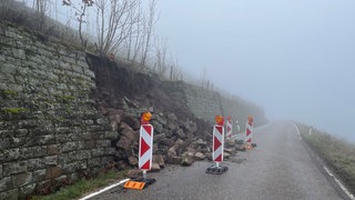 Felsbrocken liegen auf der Straße: Nach einem Erdrutsch wurde die Kreisstraße zwischen Brackenheim-Haberschlacht und Schwaigern-Niederhofen gesperrt