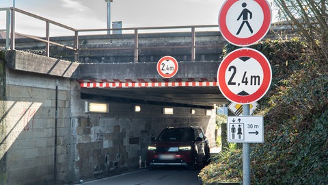 Der Tod einer Frau in Lauffen gibt Rätsel auf. Sie wurde tot in ihrer Wohnung gefunden. 