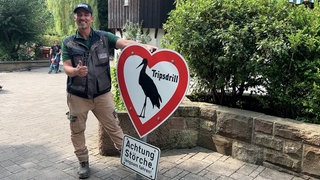 Benedict Stirblies mit Storchenschild