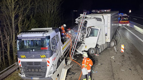 Das Führerhaus des Lkw fing auf der A6 Feuer - kurz davor war der Fahrer in ein Baustellen-Fahrzeug gekracht, das kurz vor der Kochertalbrücke stand. 