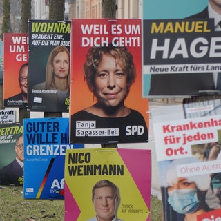 Bildmontage: Verschiedene Wahlplakate zur Landtagswahl 2026 in Baden-Württemberg.