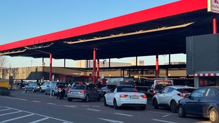 Preisschock an der Tankstelle - wie hier in Neckarsulm. Der Iran-Krieg lässt aber nicht nur die Preise für Sprit, sondern auch für Heizöl in die Höhe schnellen. 
