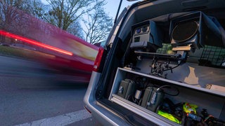 Eine Radaranlage in den frühen Morgenstunden am Straßenrand (Symbolbild). Neue Blitzer haben in Wertheim die Einnahmen kräftig steigen lassen. Aber wie viel Geld spülen Raser wirklich in die Stadtkassen der Region? 