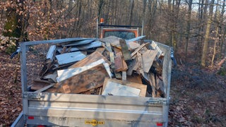 In Niedernhall (Hohenlohekreis) wurde eine ganze Einrichtung illegal entsorgt. Die Bauhofmitarbeiter holten einen ganzen Anhänger voll aus dem Wald.