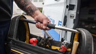 Ein Handwerker stellt eine Tasche mit Werkzeug in sein Fahrzeug (Symbolbild). In Heilbronn häufen sich derzeit Einbrüchte in Handwerkerautos. Die Polizei vermutet eine Serie. 