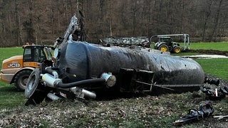 Ein Traktorfahrer hat nach einem Unfall bei Krautheim fast 20.000 Liter Gülle verloren. 