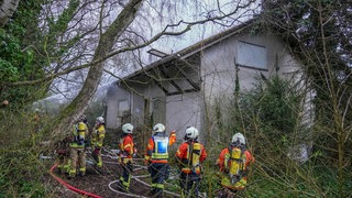 Einsatzkräfte der Feuerwehr am Einsatzort in Kirchardt. Dort war am Mittwoch ein völlig zugewuchertes Einfamilienhaus in Brand geraten.