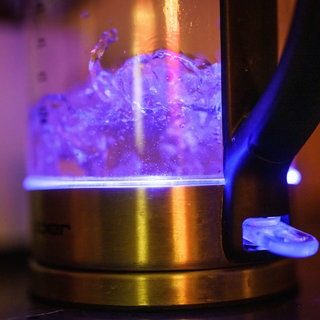 Wasser sprudelt in einem durchsichtigen Wasserkocher: In der Gemeinde Roigheim (Kreis Heilbronn) muss vorerst das Trinkwasser abgekocht werden - laut der Gemeindeverwaltung eine reine Vorsitsmaßnahme. (Symbolbild)