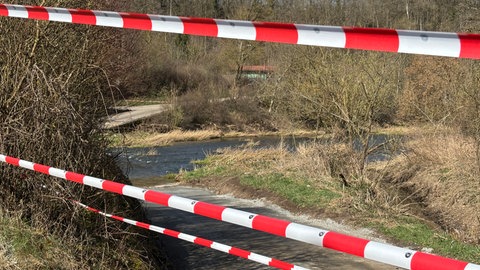 Der Bereich am Ufer der Jagst in Kirchberg, an dem sich der Chemieunfall ereignete, ist derzeit noch abgesperrt. Der Boden wurde ausgehoben und entsorgt.