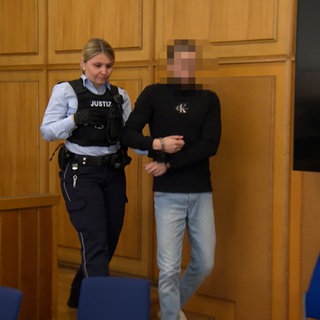 Urteil Ex halbnackt durch Künzelsau gezerrt