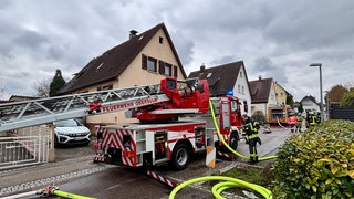 Dachstuhlbrand in Ellhofen. Der Bewohner konnte sich ins Freie retten. Der Einsatz war heikel, weil im Haus Materialien für die Herstellung von Munition gelagert sind.