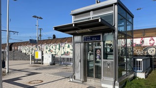 Einer der Aufzüge am Bahnhof in Bad Friedrichshall. Immer wieder kommt es hier zu Einsätzen der Feuerwehr, die Menschen aus den steckengebliebenen Aufzügen befreien müssen. 