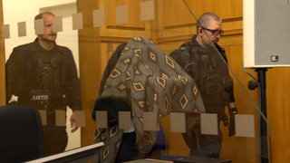 Rettungssanitäterin wird zur Anklagebank geführt