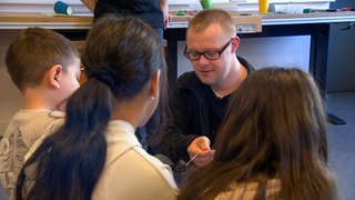 Steffen hat das Down-Syndrom und arbeitet in der Experimenta Heilbronn 