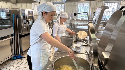 Fabienne Mild (links) will mit Vorurteilen aufräumen: Zur Hauswirtschaft gehört längst weit mehr als "nur" Kochen oder Putzen.