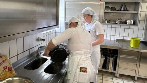 Die Azubis in der Hauswirtschaft aus Kupferzell (Hohenlohekreis) wollen mit veralteten Vorurteilen übe das Berufsfeld aufräumen.