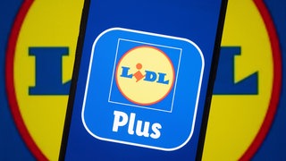Das Symbol der Lidl Plus App wird groß auf einem Handybildschirm angezeigt. Im Hintergrund ist das Lidl logo zu erkennen. (Symbolbild) Sowohl die Verbraucherzentrale Baden-Württemberg, wie auch ein Heilbronner Professor üben Kritik an einer Kooperation ziwschen Lidl und der AOK PLUS in Sachsen und Thüringen.