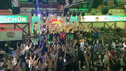 Ein Erlebnis, dass sie so schnell nicht vergessen werden: Der Musikverein Bühlertann ist mit Partysänger "Schürze" auf Mallorca im legendären Bierkönig aufgetreten.