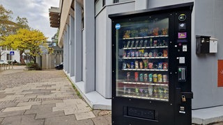 Ein Snack-Automat in Heilbronn (Symbolbild). Auch in Heilbronn waren sie Gesprächstoff: Neckarsulm (Kreis Heilbronn) will mit einer Automatensatzung solche Snack-Automaten regulieren.