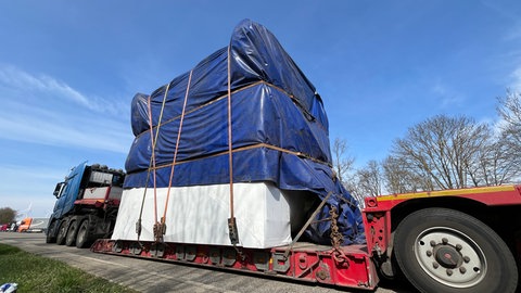 Ein mutmaßlich ungenehmigter Schwertransport muss auf dem A6-Parkplatz Reussenberg bei Crailsheim zwangspausieren.